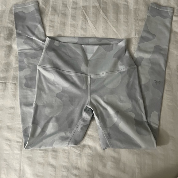 Alo Yoga High-Waist Leggings – Light Camo Gray – Size XS - Picture 2 of 7